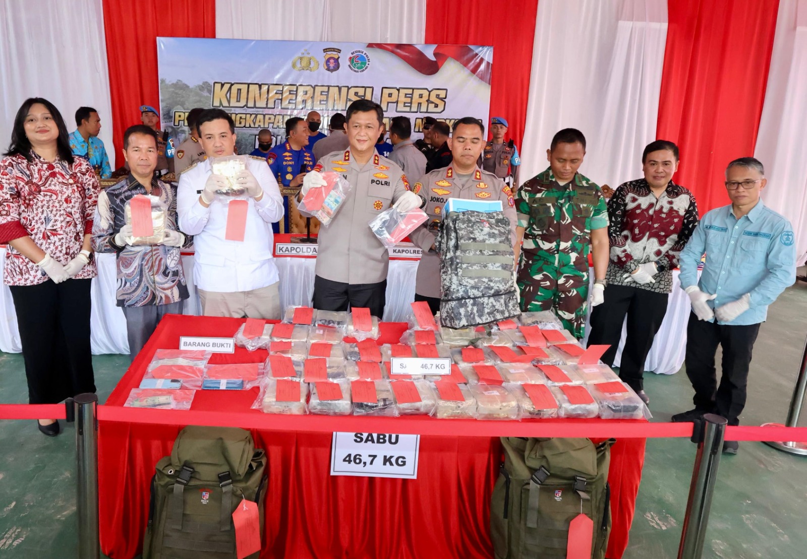 Kapolda Kalteng, Irjen Pol Iwan Kurniawan Bersama Bupati dan Kapolres Lamandau saat konferensi pers di halaman Mapolres Lamandau, Minggu (21/9/2025).HUMAS