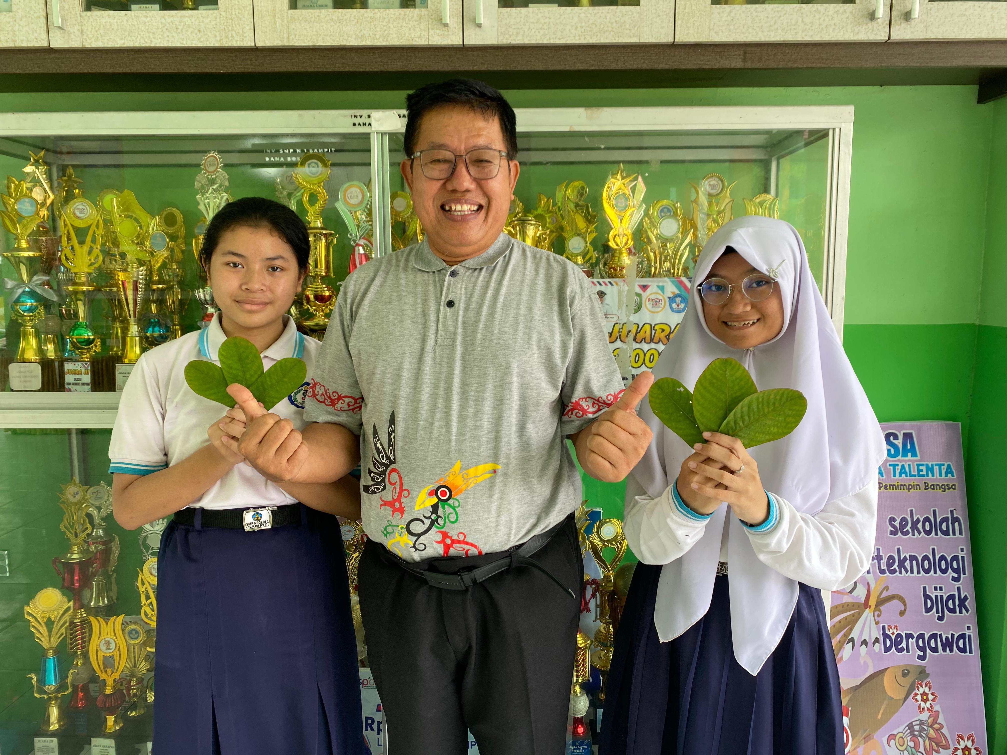Elena Giselle Lantang dan Ilonka Rezky Hyzkia, dua pelajar SMP Negeri 1 Sampit berhasil ciptakan obat antiinflamasi.MIFTAH/KALTENG POS