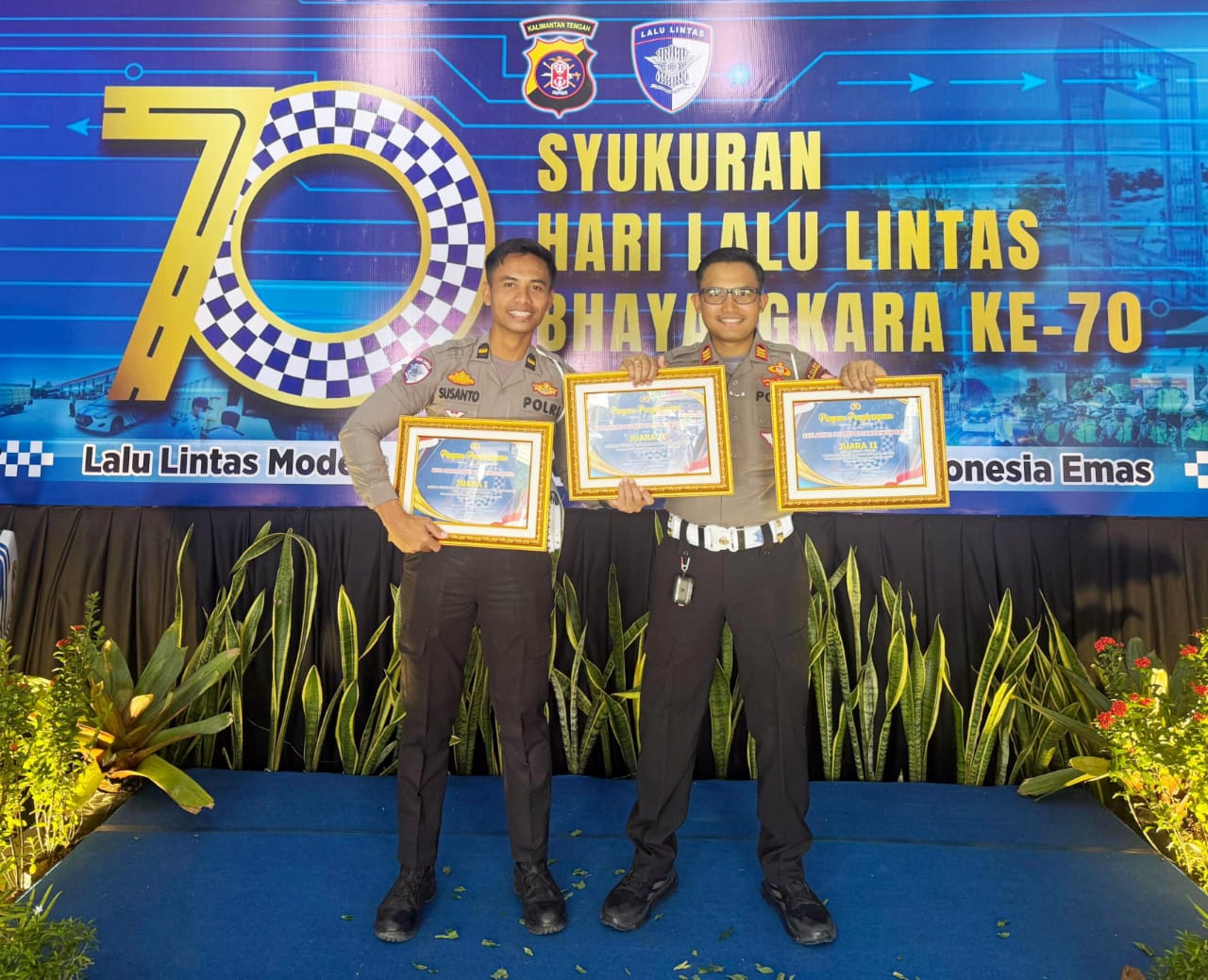 Kasatlantas Polres Kobar AKP Gandha Novidingrat (kanan) bersama anggotanya ketika menunjukkan piagam penghargaan yang diraih di Polda Kalteng, Senin (22/9/2025).