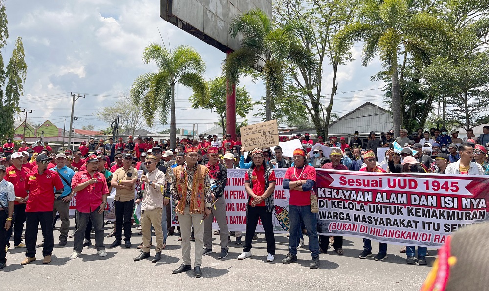 Demo tolak KS PT Agrinas Palma Nusantara di Kantor Bupati Kotim.MIFTAH/KALTENG POS