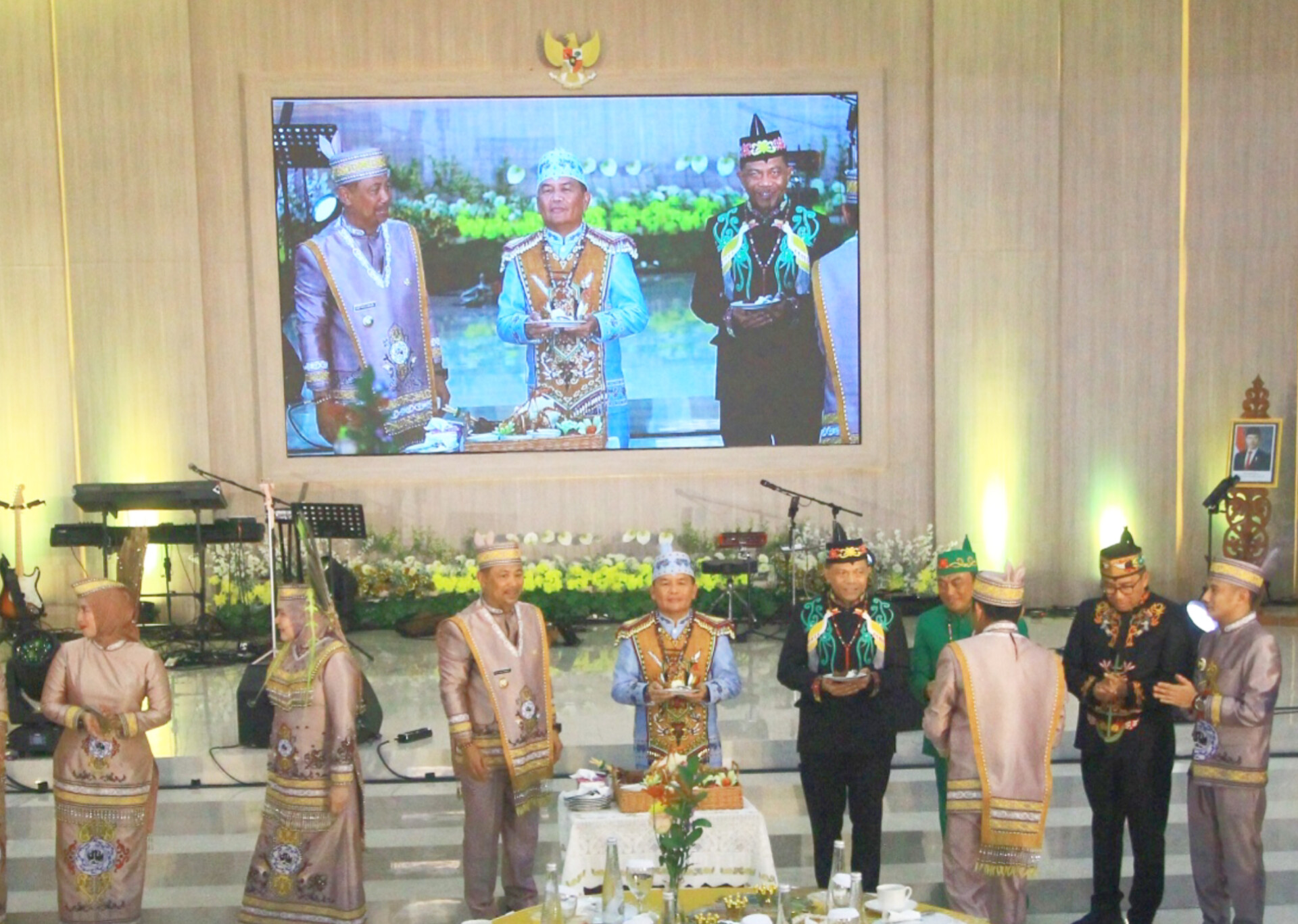 Bupati Bupati Barsel Eddy Raya Samsuri bersama Gubernur Kalteng H Agustiar Sabran pada Upacara Peringatan Hari Jadi ke 66 Kabupaten Barsel.DENAR/KALTENG POS