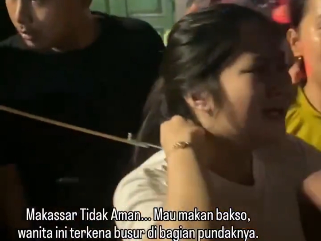 Tangkapan layar seorang perempuan tertancap anak busur panah.