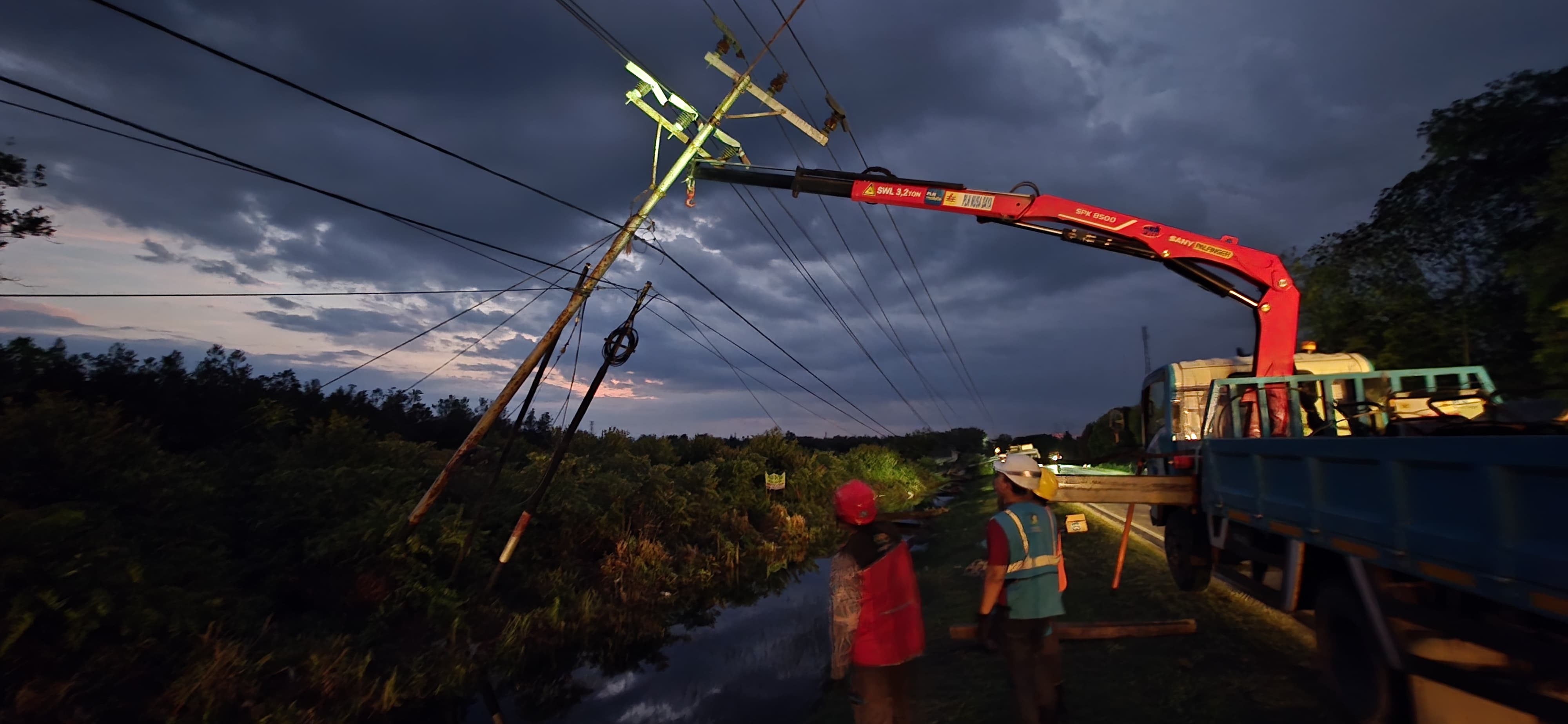Perbaikan tiang yang roboh oleh PLN.PLN UP3 PALANGKA RAYA