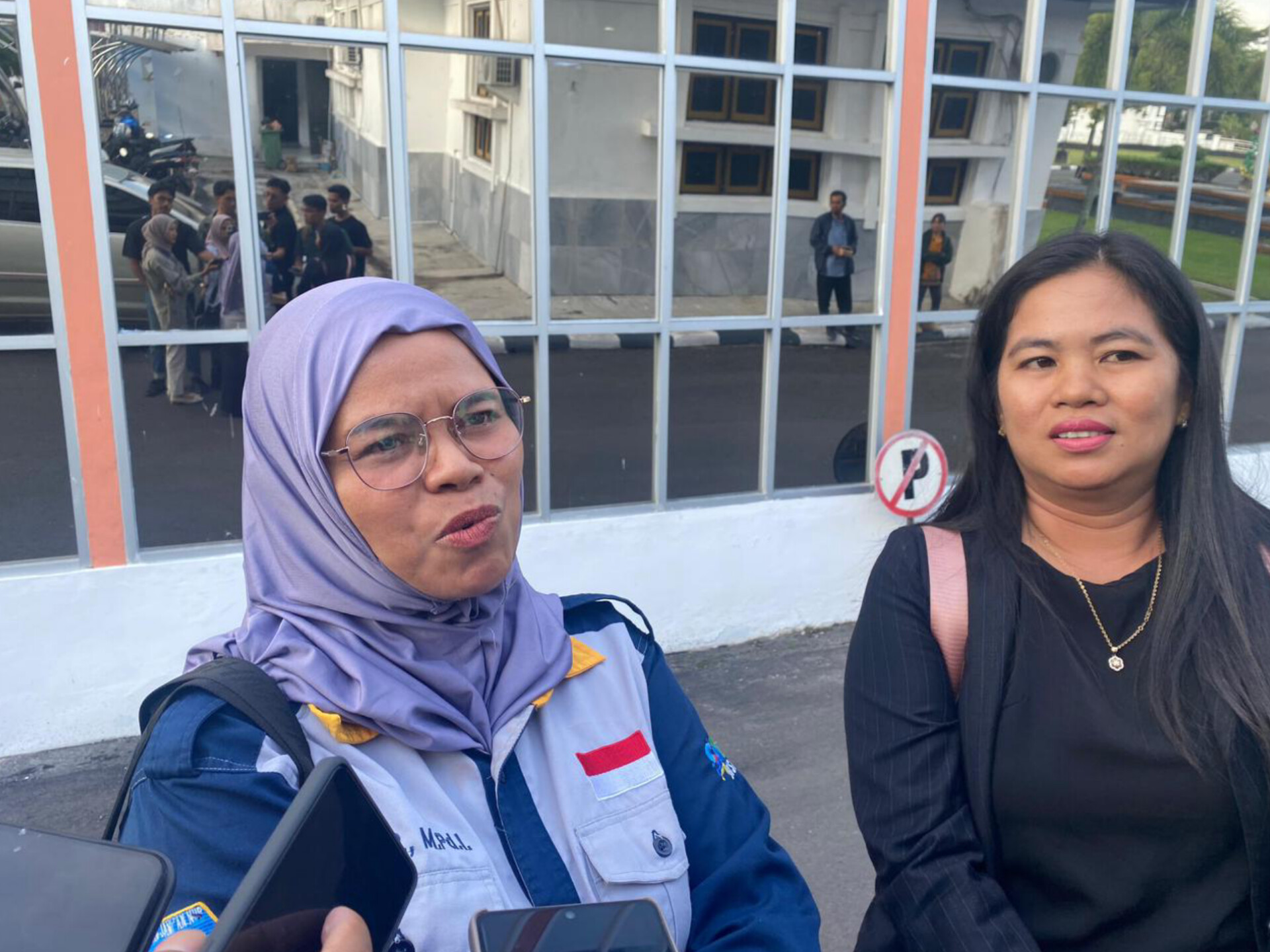 Perwakilan guru swasta, Jeli Sri Pahlawanti mewakili ratusan guru swasta yang merasa kesenjangan sosial dalam mengikuti tes PPPK saat audiensi dengan DPRD Provinsi Kalimantan Tengah, Selasa (23/9/2025