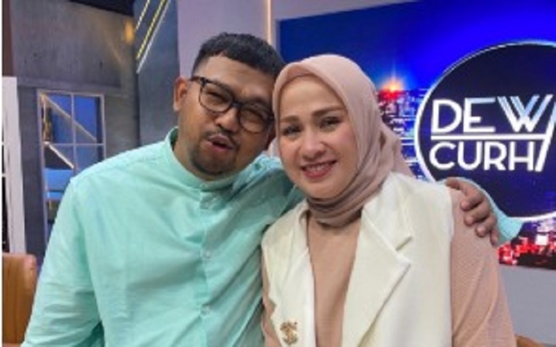 Komedian Bedu bersama istri
