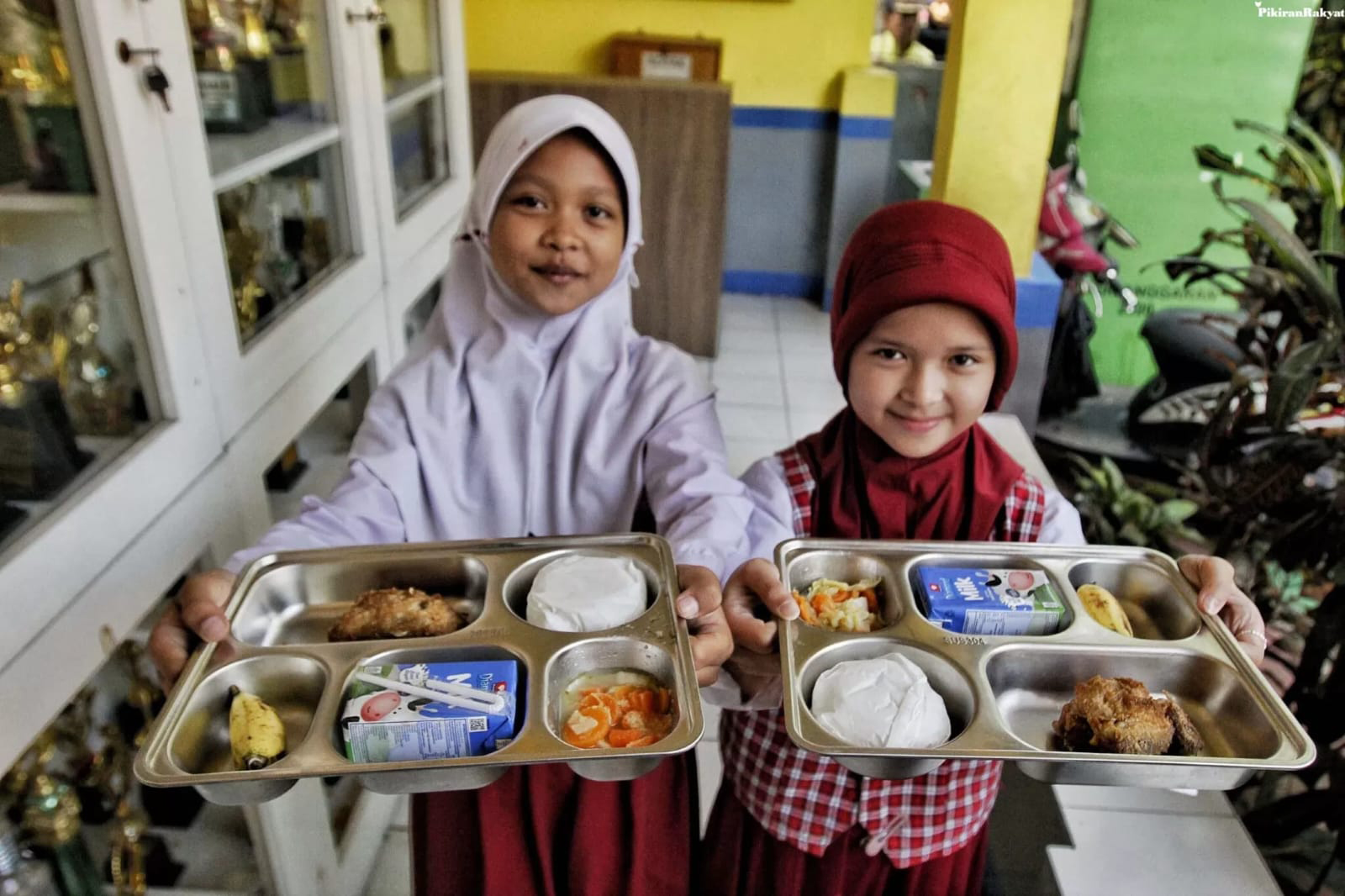 Anak-anak sekolah dasar begitu senang dengan menu MBG