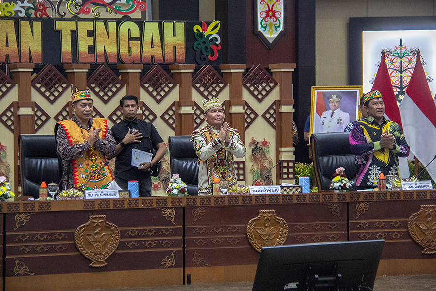 Menteri Koperasi RI, Dr. Ferry Juliantono (kiri) bersama Gubernur Kalteng H Agustiar Sabran, dan Wagub Edy Pratowo di Aula Jayang Tingang, Kamis (25/9/2025). ARIEF PRATHAMA/KALTENG POS