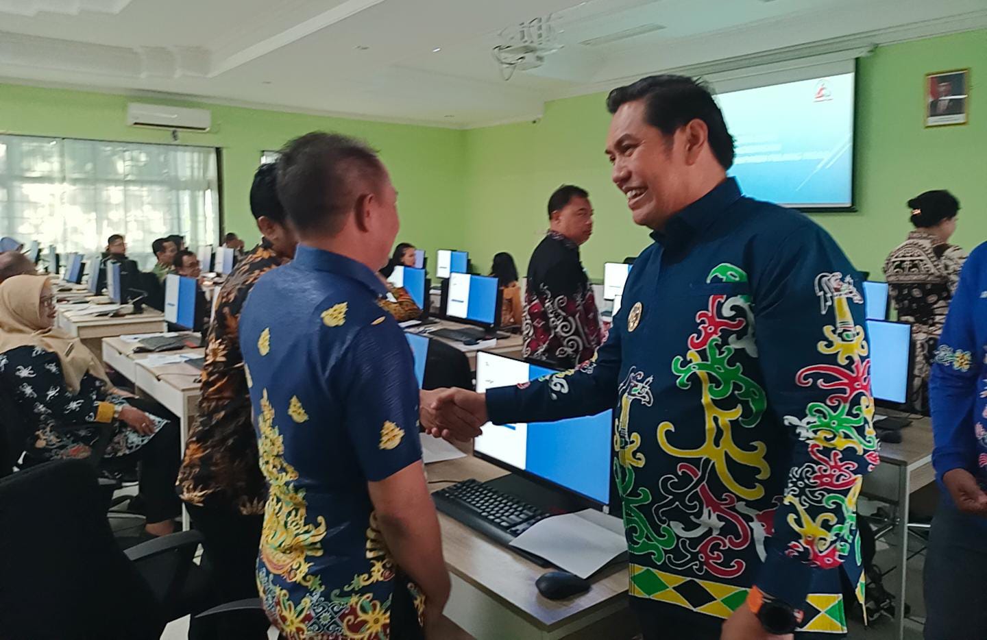 Wakil Bupati Pulang Pisau H Ahmad Jayadikarta saat menyapa peserta tes Penilaian Potensi dan Kompetensi ASN dengan metode CAT BKN