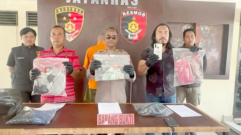 Kasi Humas Polresta Palangka Raya AKP Sukrianto (tengah) bersama dengan Kanit Jatanras Polresta Palangka Raya Iptu Helmi Hamdani saat press release resmi kasus pencurian dan kekerasan, Jumat (26/9).