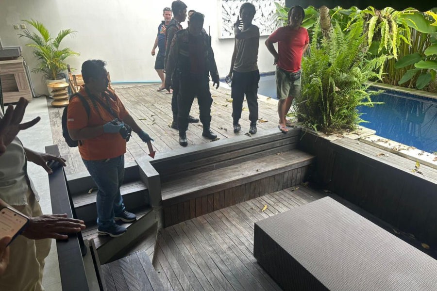 Jenazah WNA Australia, Byron James Dumschat, 23, dievakuasi dari villa ke RS dan polisi melakukan olah TKP, Agustus 2025 lalu. (ISTIMEWA/radarbali.id)