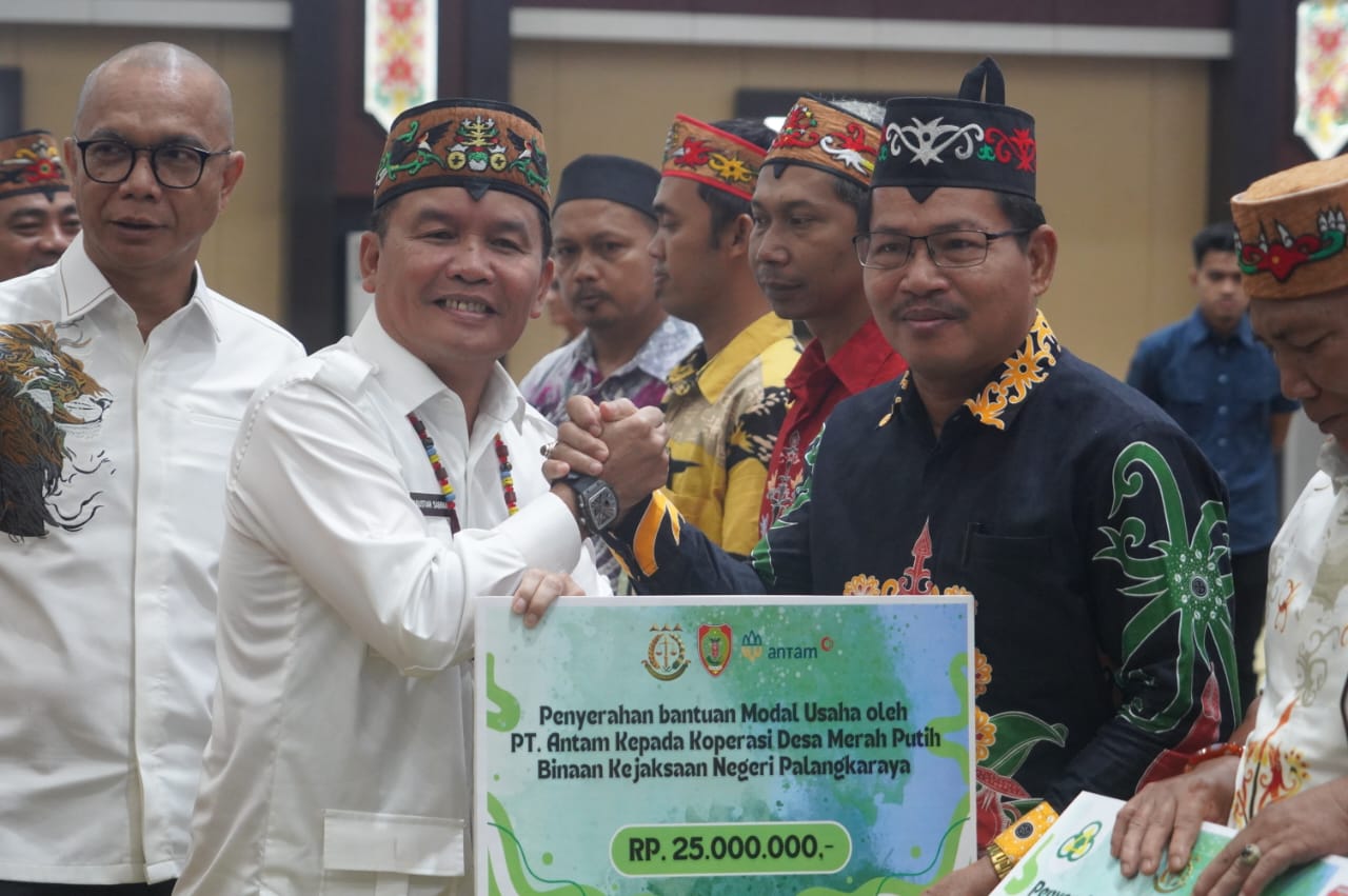 Gubernur Kalteng H. Agustiar Sabran menyerahkan bantuan kepada penggerak Koperasi Merah Putih di Kalteng, Kamis (25/9/2025).