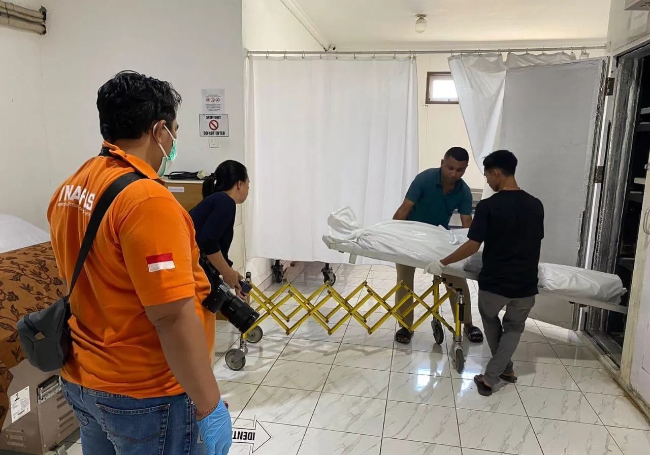 MISTERI: Jenazah WNA Australia, Byron James Dumschat, 23, dievakuasi dari villa ke RS dan polisi.melakukan olah TKP, Agustus 2025 lalu. (ISTIMEWA/radarbali.id)