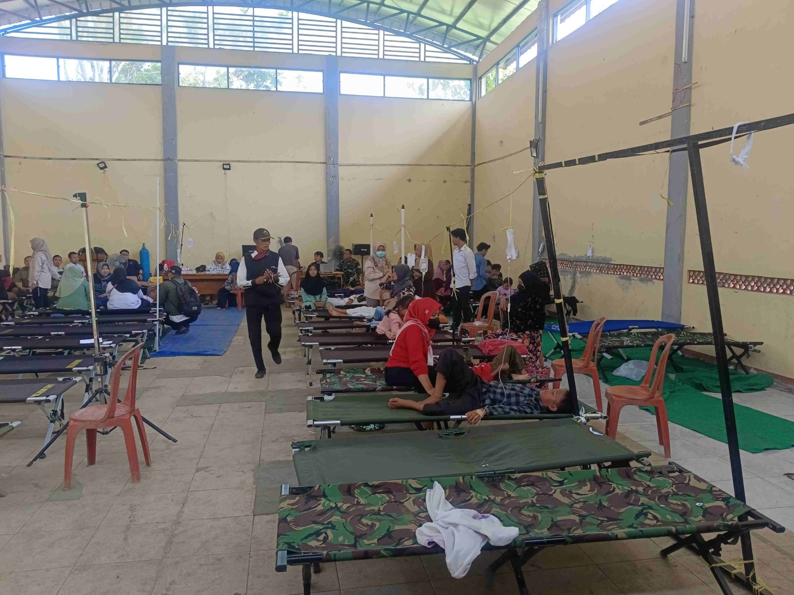 Sejumlah korban keracunan menu Makan Bergizi Gratis (MBG) di Kecamatan Cipongkor, Kabupaten Bandung Barat masih menjalani perawatan di Puskesmas Cipongkor, Selasa (23/9/2025). (RADAR BANDUNG)