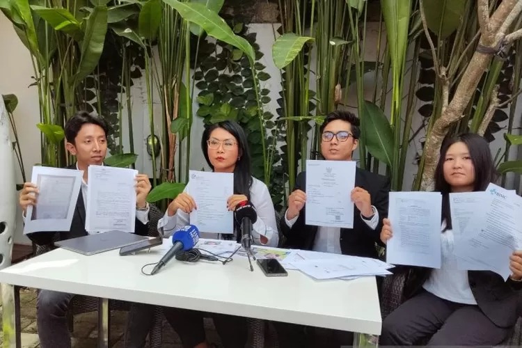 Kuasa hukum keluarga korban dari Malekat Hukum Law Firm Ni Luh Arie Ratna Sukasari bersama tim memberikan keterangan terkait kematian Byron James Dumschat di Badung, Bali, Rabu (24/9/2025). (ANTARA)