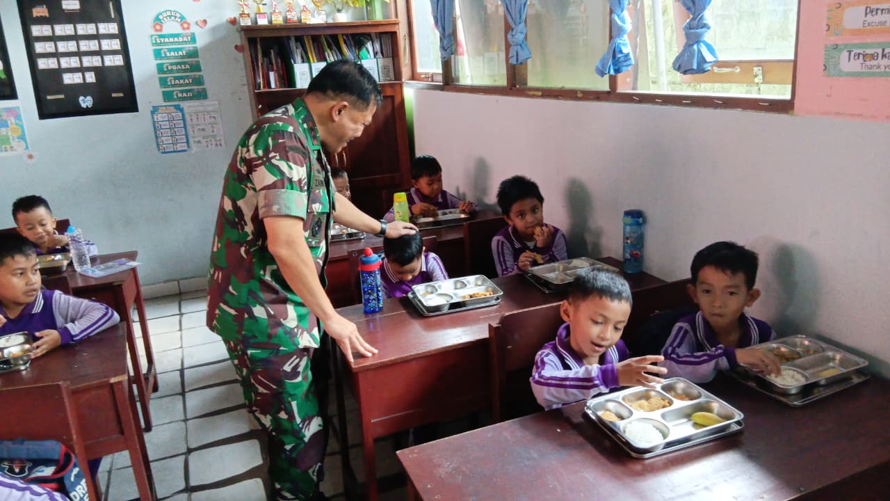 Pangdam XXII/Tambun Bungai, Mayjen TNI Zainul Arifin saat memantau penyaluran MBG di MIN 1 Palangka Raya, Jumat (26/9/2025).