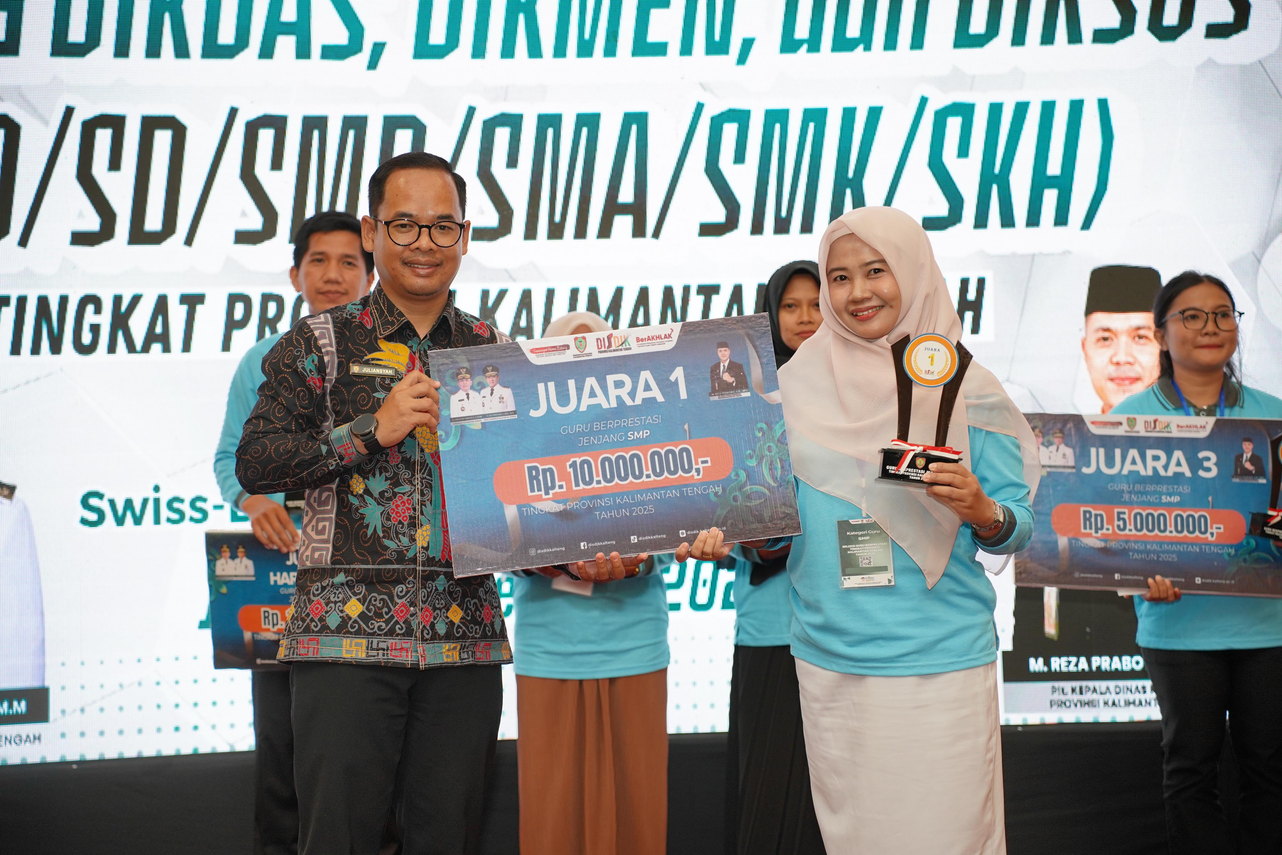 Maulida Rezeki (Kanan) saat menerima penghargaan juara 1  dalam Ajang Seleksi Guru Berprestasi jenjang Dikdas, Dikmen, dan Diksus (PAUD/SD/SMP/SMA/SMK/SKH) Tingkat Provinsi Kalteng 2025