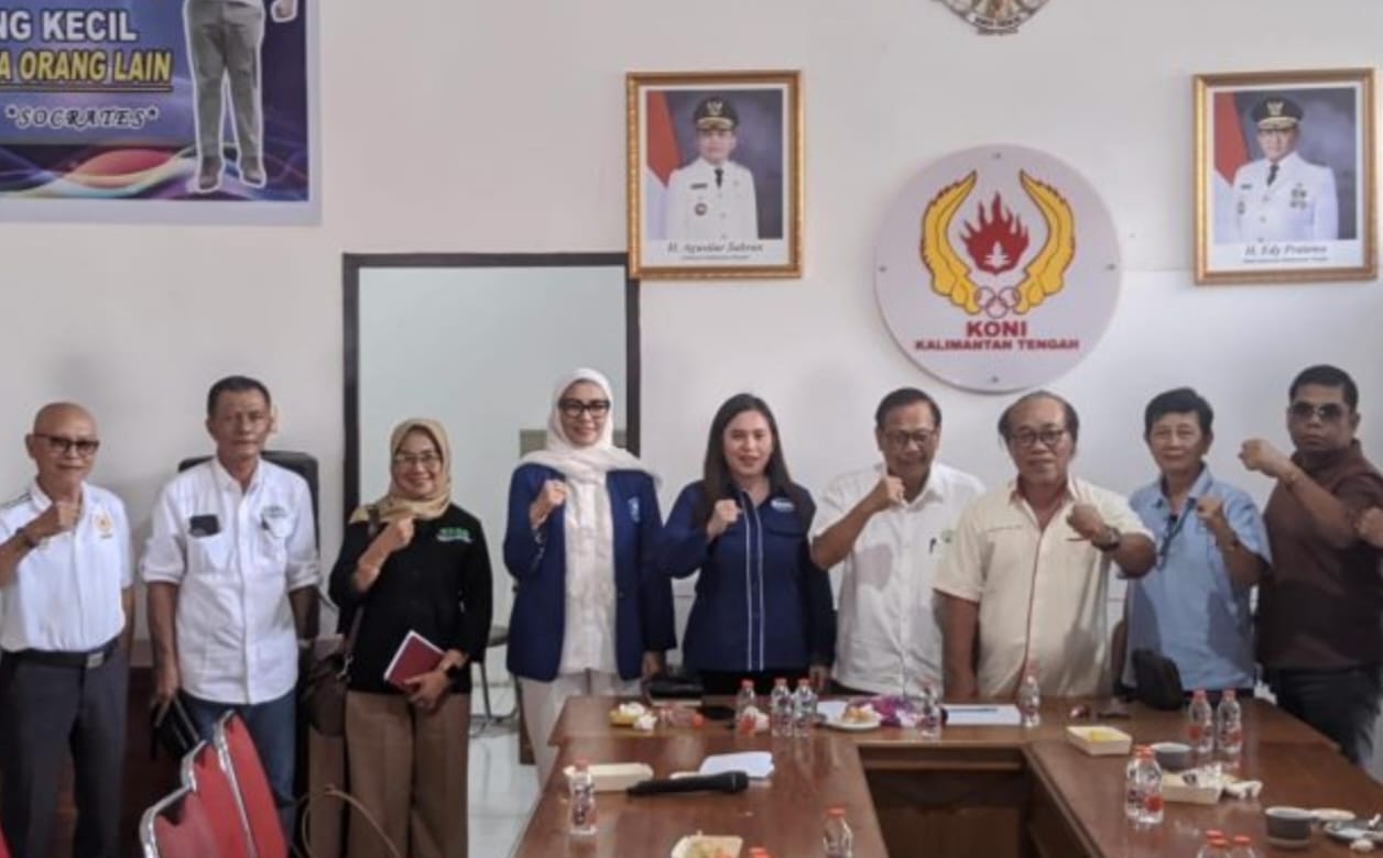 KONI : Wakil Ketua Umum KONI Kalteng H Heriansyah bersama pengurus lainnya ketika melakukan diskusi dengan pihak swasta di Kantor KONI Kalteng Jalan Thamrin Kota Palangka Raya, Jumat (26/9/2025)