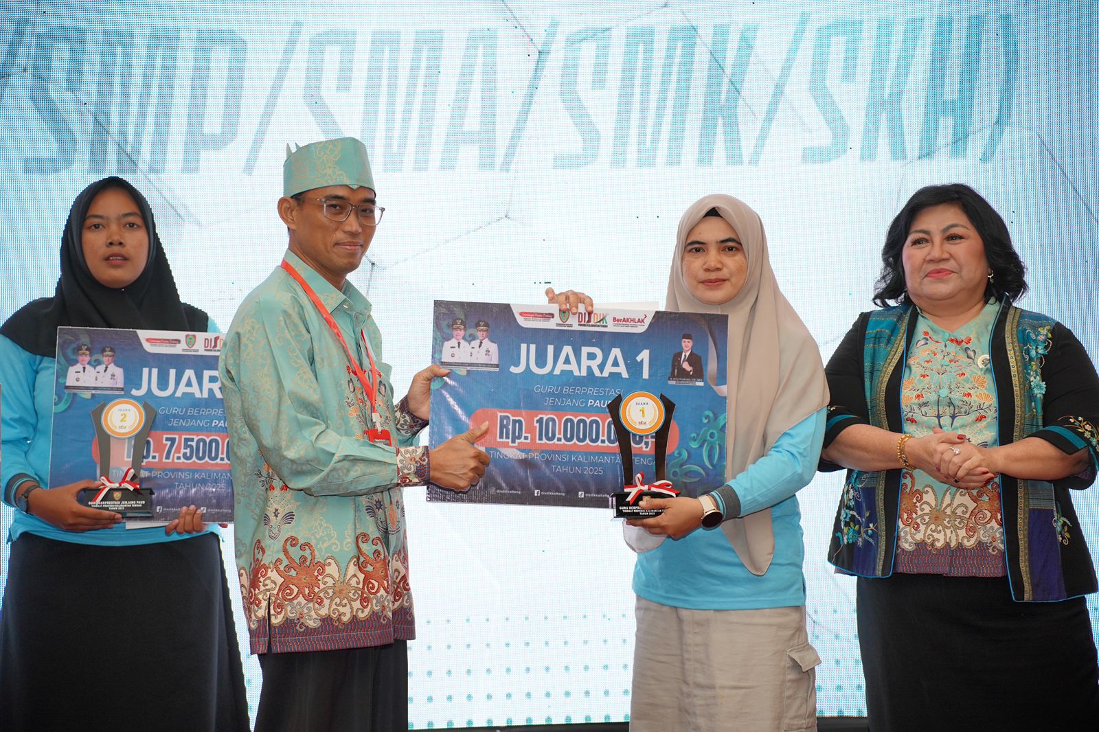Analisa SPd (dua dari kanan) saat menerima penghargaan juara I guru PAUD berprestasi di Swiss-Belhotel Danum Palangka Raya, Selasa malam (16/9/2025). DISDIK KALTENG