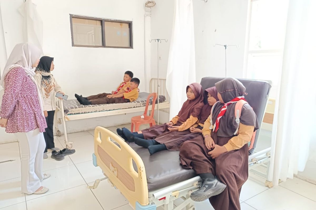 Sejumlah siswa SDN Sidomekar 05 Kecamatan Semboro dilarikan ke puskesmas usai menyantap MBG, Jum