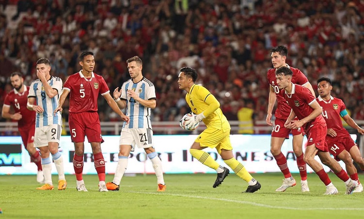 Penampilan gemilang Ernando Ari di bawah mistar gawang Timnas Indonesia saat laga persahabatan melawan Argentina pada Juni 2023. (Sumber: Instagram @nandoariiss)