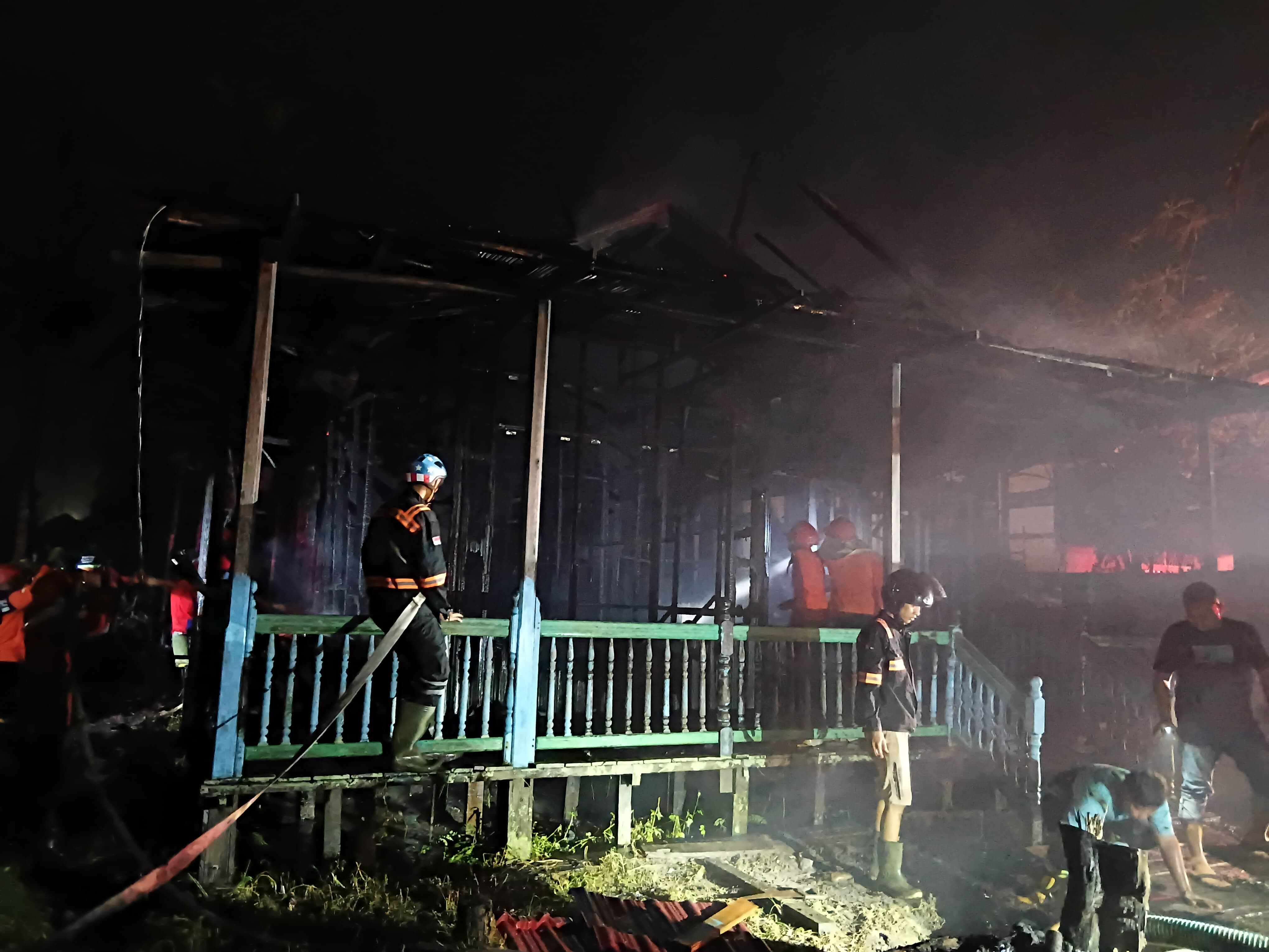 Tim Pemadam Kebakaran melakukan pemadaman bangunan yang terbakar, di Jalan Hiu Putih I, Selasa (30/9/2025).ILHAM ROMADHONA/KALTENG POS