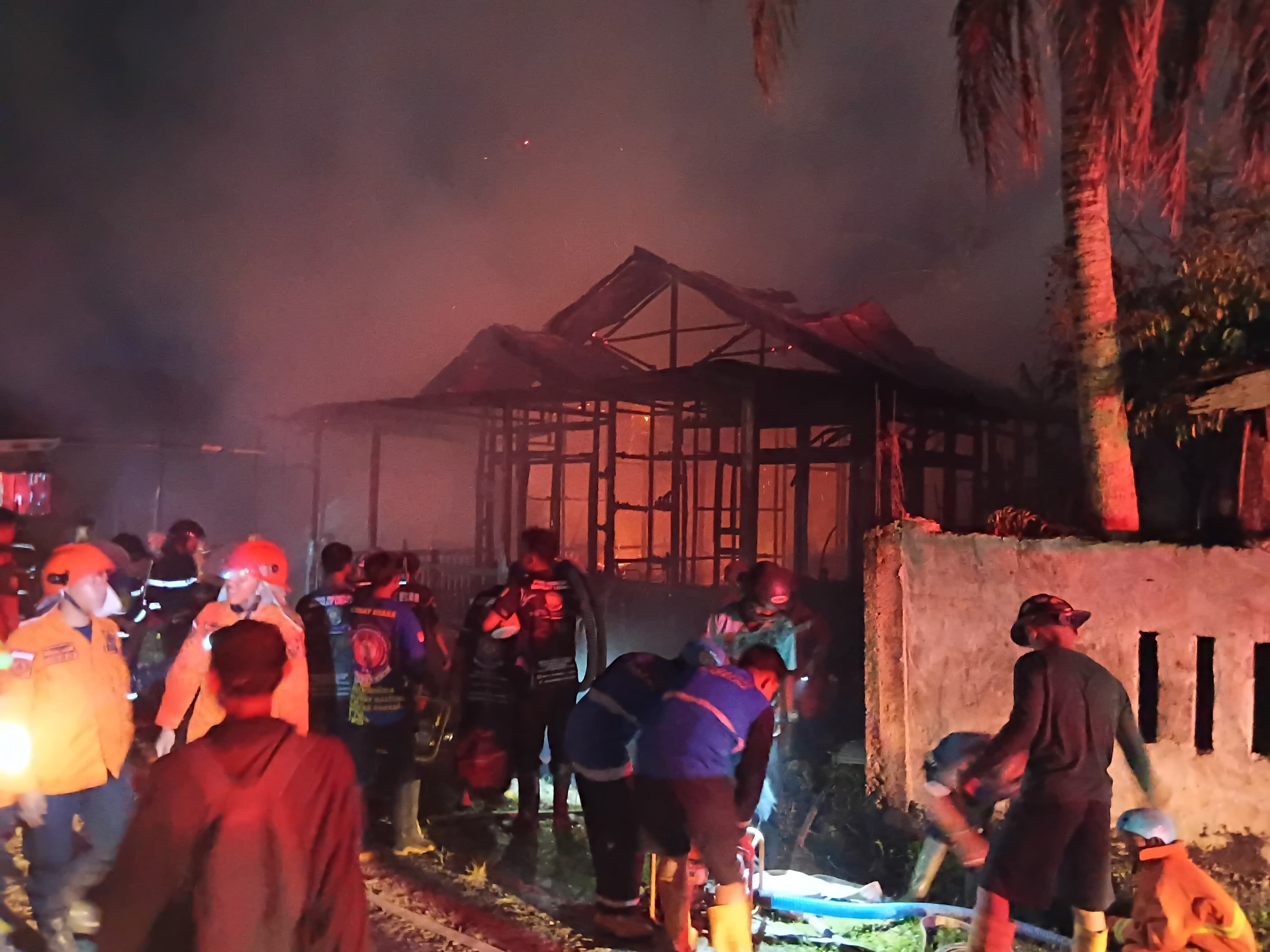 Tim Pemadam Kebakaran melakukan pemadaman bangunan yang terbakar, di Jalan Hiu Putih I, Selasa (30/9/2025).ILHAM ROMADHONA/KALTENG POS