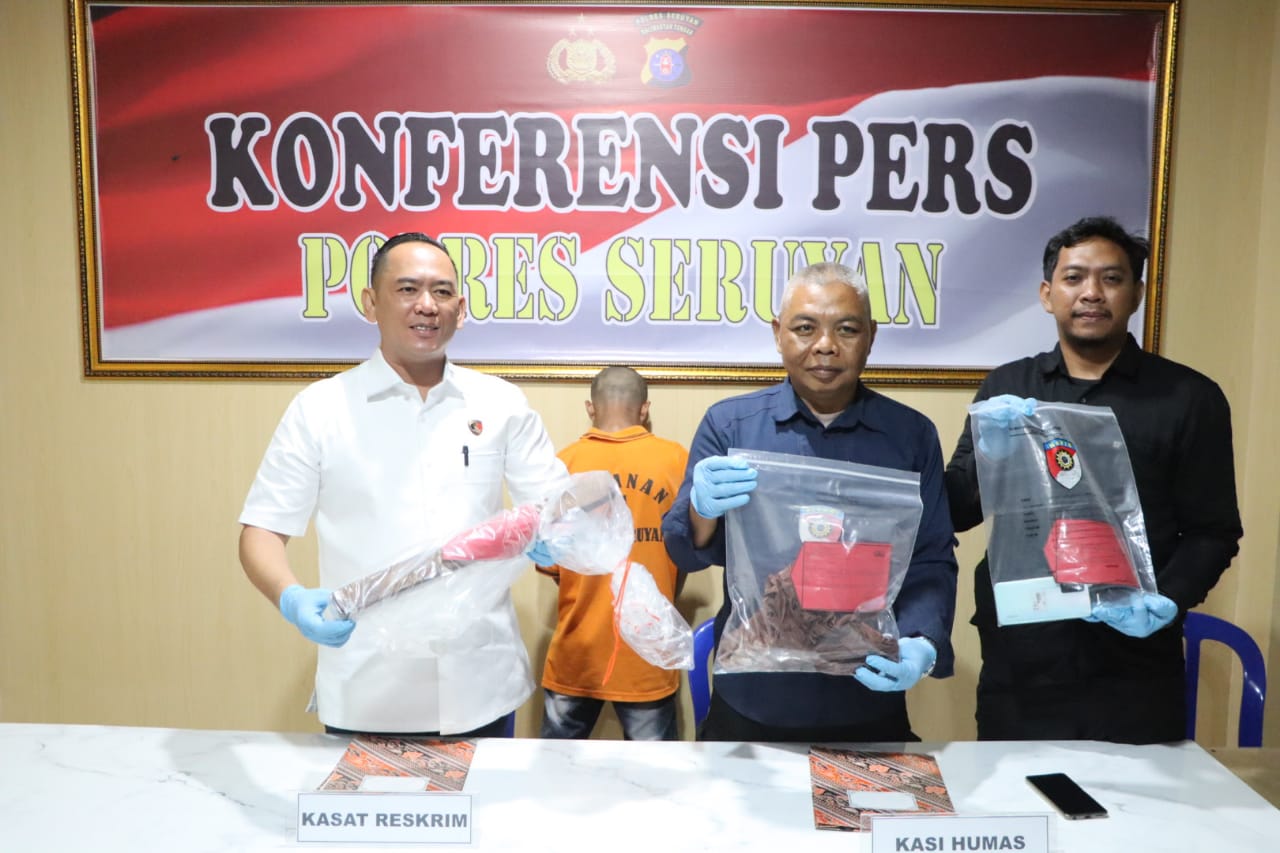 Kasat Reskrim Polres Seruyan Rahmat Tuah didampingi Kas8 Humas memperlihatkan barang bukti dan tersangka saat konferensi pers