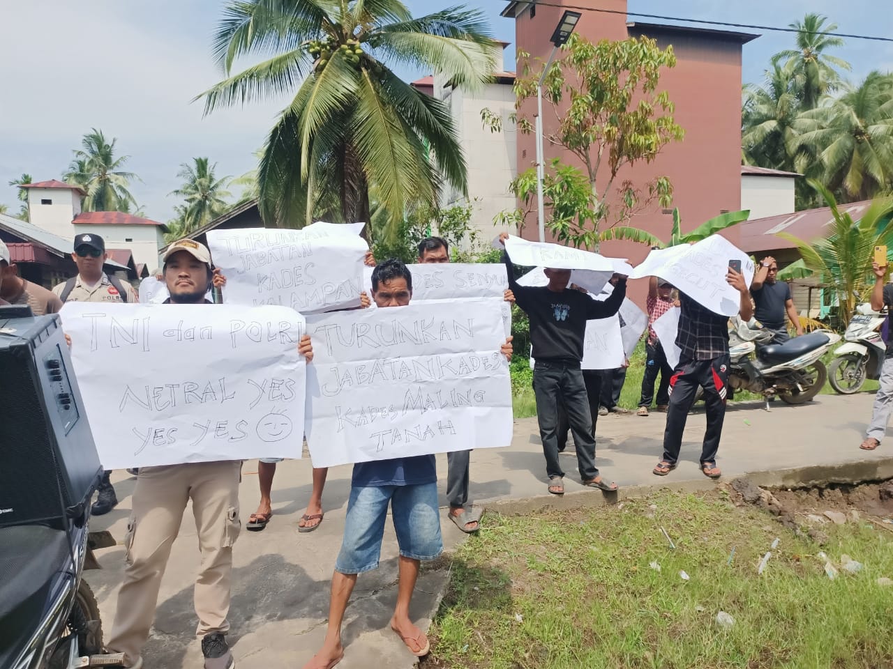 Aksi demo warga Bapinang Hilir Laut.WARGA UNTUK KALTENG POS
