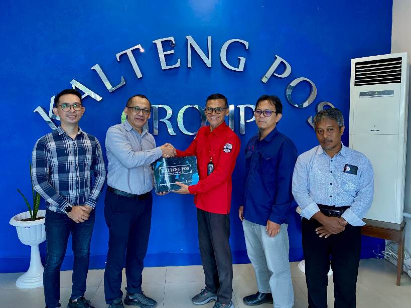 Dari kiri ke kanan; Buyung Febriansyah SPV Marketing, Iman Sumantri General Manager Duta Mall Palangka Raya berkunjung ke Kalteng Pos. GILANG RAHMAWATI/KALTENG POS