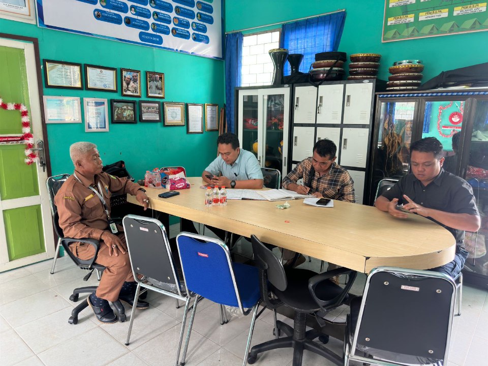 Kepala SDN 3 Bukit Tunggal Sujianto saat menerima tamu dari kepolisian.BUDHI S/KALTENG POS