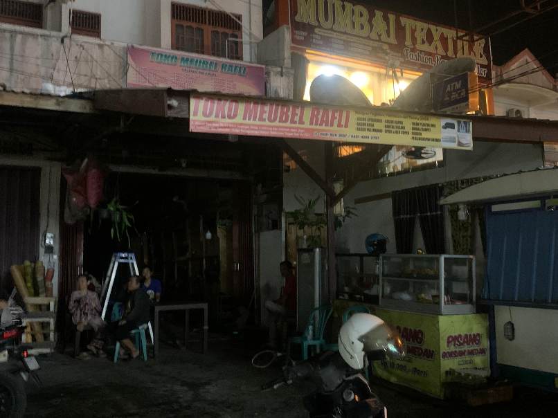 Warga bersama pemilik Toko Meubel Rafli tampak berbincang usai kebakaran akibat korsleting kabel internet dan CCTV di Jalan Ahmad Yani, Palangka Raya, Senin (30/9/2025).RIFQI/KALTENG POS