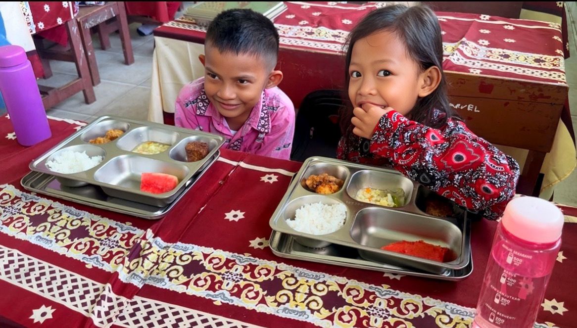 Murid Kelas V SDN 3 Bukit Tunggal lahap dan bahagia saat menyantap MBG, Selasa (30/9/2025). BUDHI SEPRATAMA PUTRA/KALTENG POS