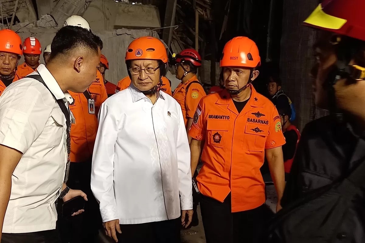 Menteri Agama Nasaruddin Umar saat meninjau lokasi ambruknya musala di Ponpes Al Khoziny