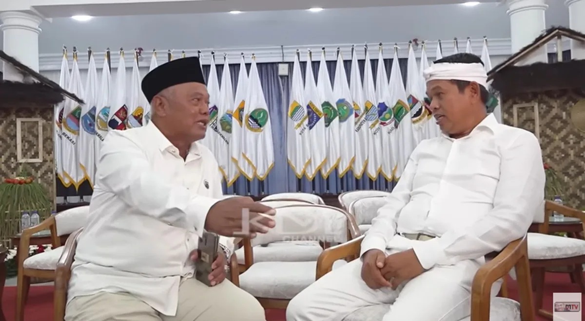 Yai Mim bersama Dedi Mulyadi ketika berbincang bersama.