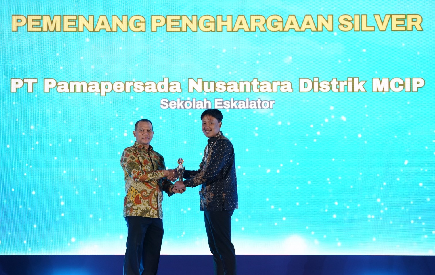 PT Pamapersada Nusantara Distrik MCIP meraih Predikat Silver pada ajang CSR & PDB Awards 2025.HUMAS