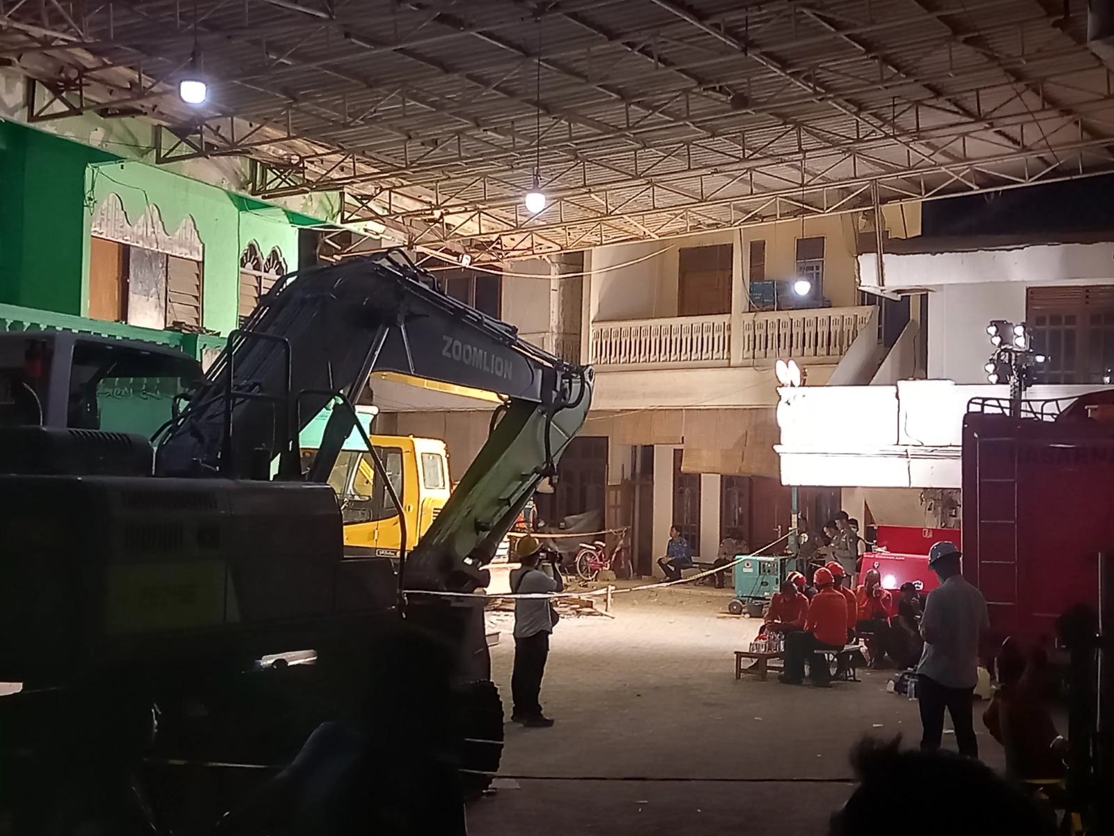 Bau Anyir Mulai Menyengat di Sekitar Bangunan Pondok Pesantren Al Khoziny di Sidoarjo yang Ambruk. (JawaPos.com)