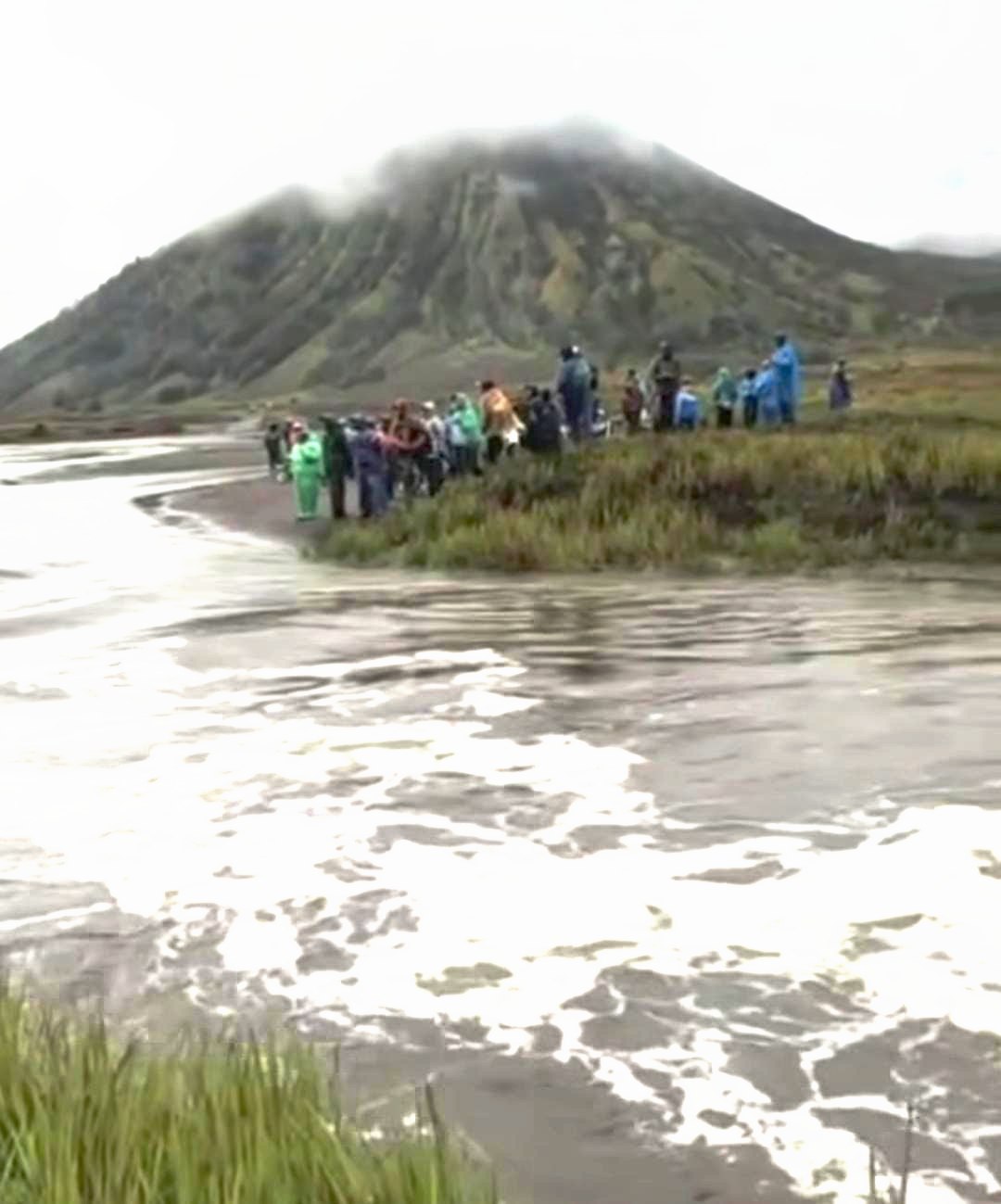 Tangkapan layar video banjir di area wisata Gunung Bromo.