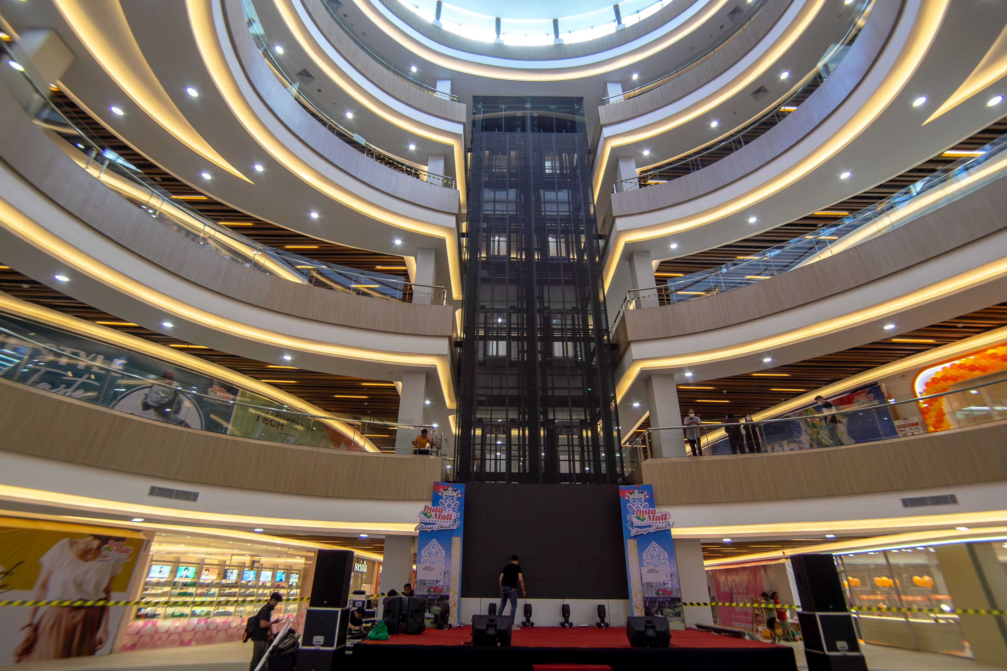Kondisi bangunan bagian dalam Duta Mall Palangka Raya tampak megah. ARIEF PRATHAMA/KALTENG POS
