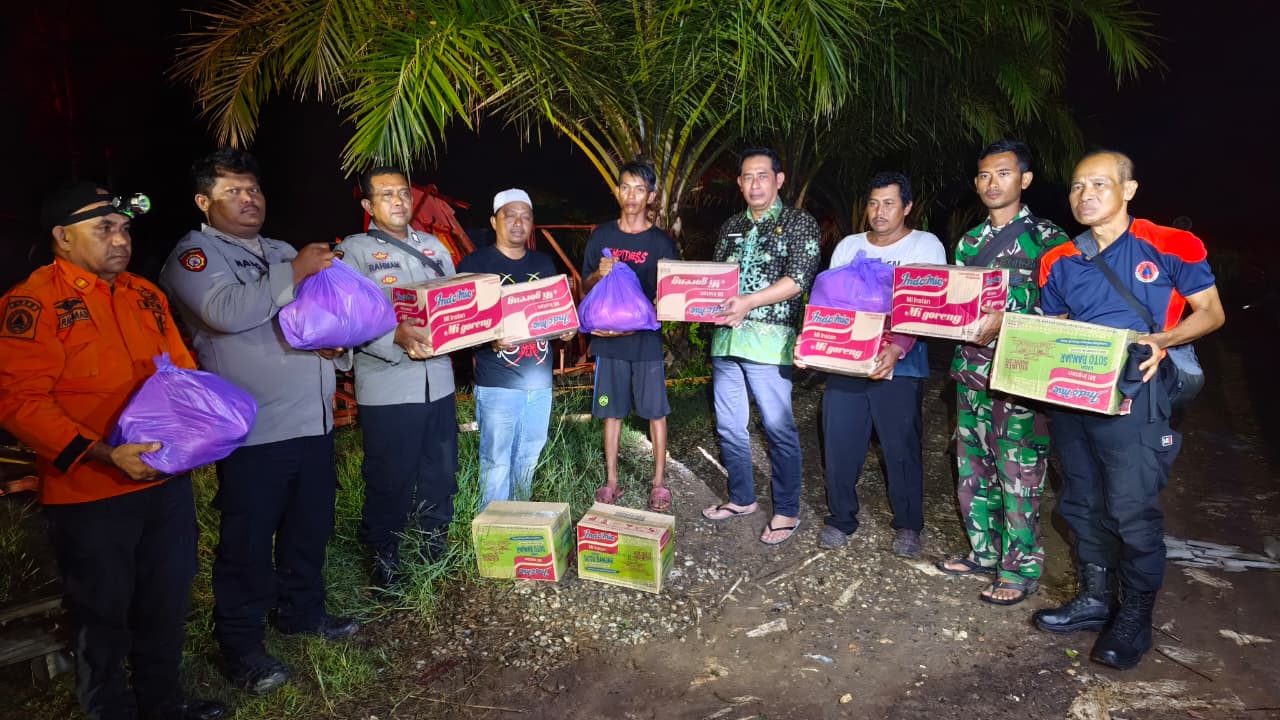 TRC BPBD Kapuas turun langsung menyalurkan logistik ke lokasi bencana, Jumat (3/10/2025).