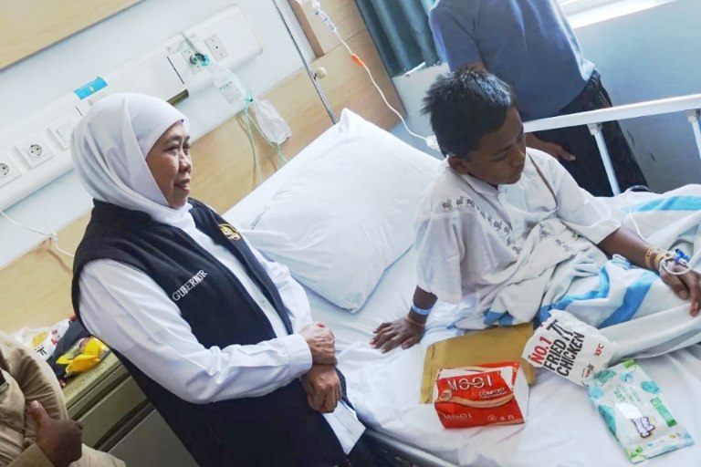 Al Fatih Cakrabuana saat dijenguk Gubernur Jawa Timur Khofifah Indar Parawansa di RSUD RT Notopuro Sidoarjo, Kamis (2/10/2025). (JAWA POS)