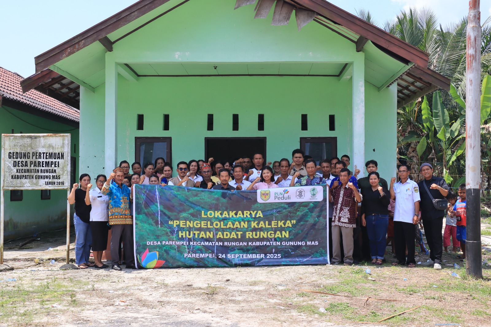 KEBERSAMAAN : Jajaran PLN UIP KLB melalui UPP KLB3 saat meluncurkan program CSR/TJSL yang dilaksanakan di Desa Parempei, Kecamatan Rungan, Kabupaten Gunung Mas, September lalu.