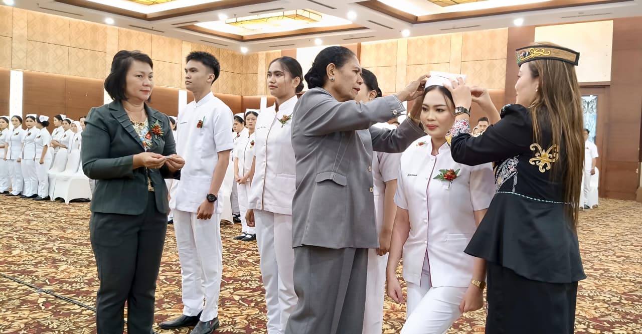 Rektor Universitas Eka Harap Maria Adelheid Ensia S.Pd., M.Kes menyematkan Kap dan pemasangan pin kepada mahasiswa dalam Capping Day. WUDI ASHADI/KALTENG POS