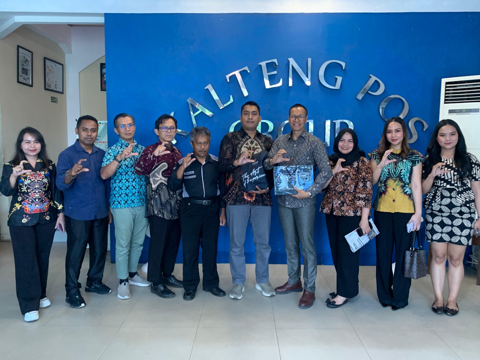 Regional GM Fugo Gotels & Resort Sugiharto (empat dari kanan) bersama jajaran manajemen Kalteng Pos. RIFQI/KALTENG KALTENG