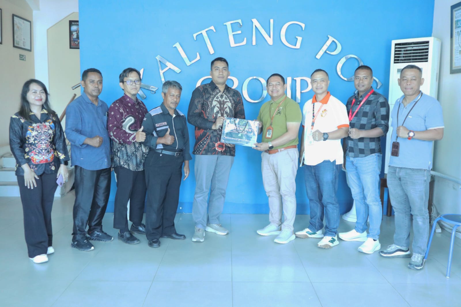 Managemen Kawan Lama Group saling bertukar cindera mata dengan Kalteng Pos. YUNIZAR/KALTENG POS