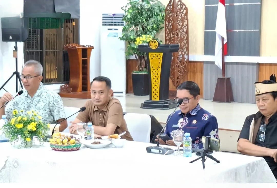 Wali Kota Palangka Raya, Fairid Naparin memimpin rapat koordinasi penyelesaian masalah pertanahan, yang digelar di aula Rumah Jabatan Wali Kota, Rabu (1/10/2025).