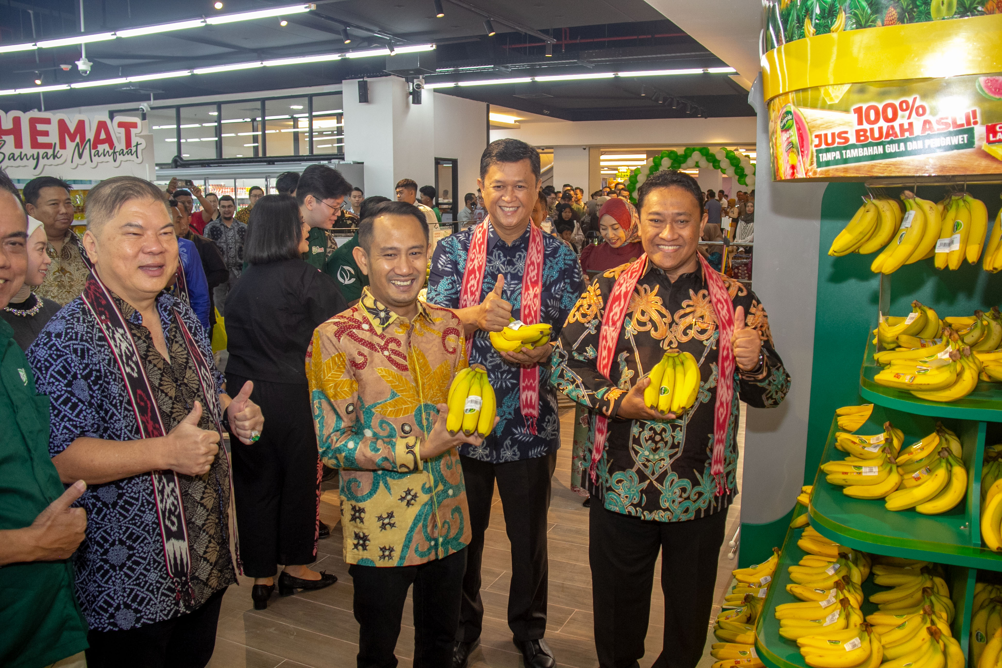 Melihat produk yang dijual di Duta Mall Palangka Raya