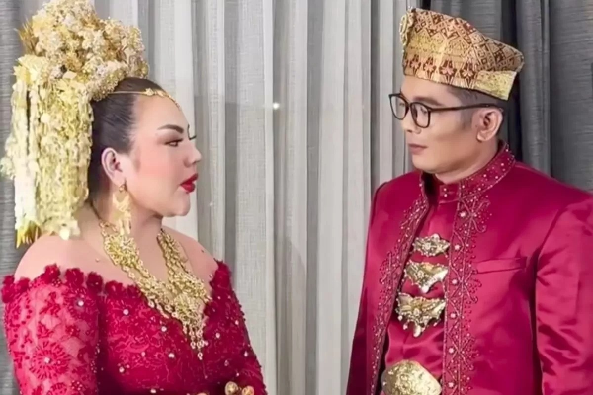 Lisa Mariana parodi menikah dengan Ridwan Kamil.