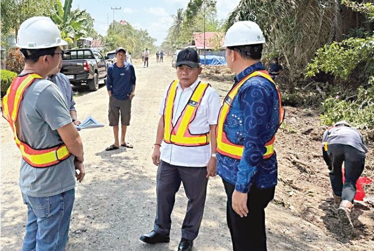 Bupati Kapuas H Muhammad Wiyatno meninjau progres rekonstruksi jalan desa yang berada di Kecamatan Tamban Catur.