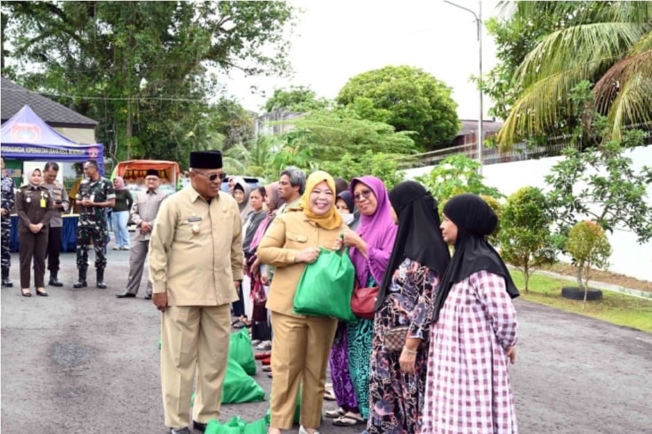 Bupati Kobar Hj Nurhidayah ketika menyerahkan paket sembako yang digelar di Pasar Murah.SONI/KALTENG POS