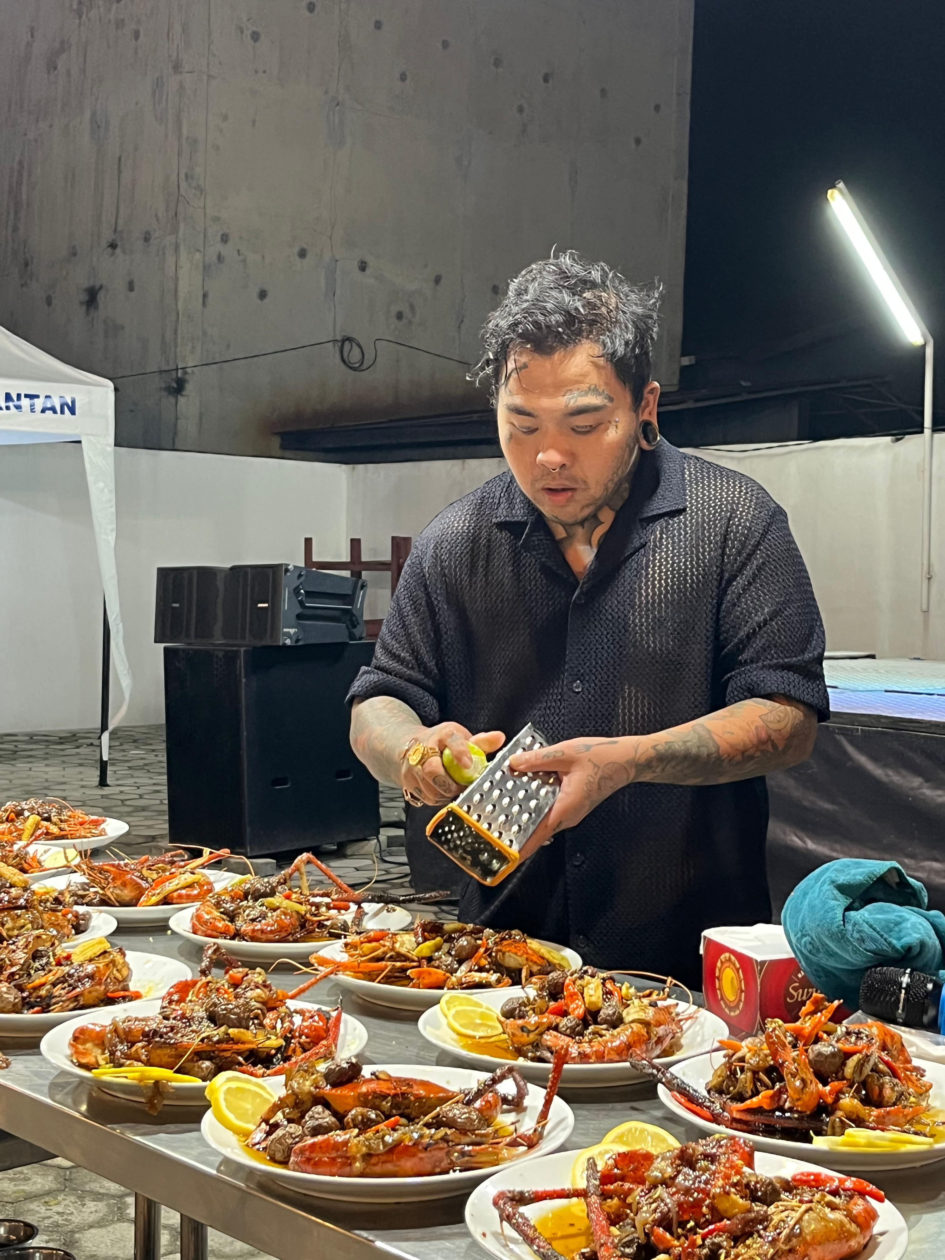 MEMASAK: King Abdi menyajikan makanan dalam Midtown Fest 2025, Kamis (2/10).